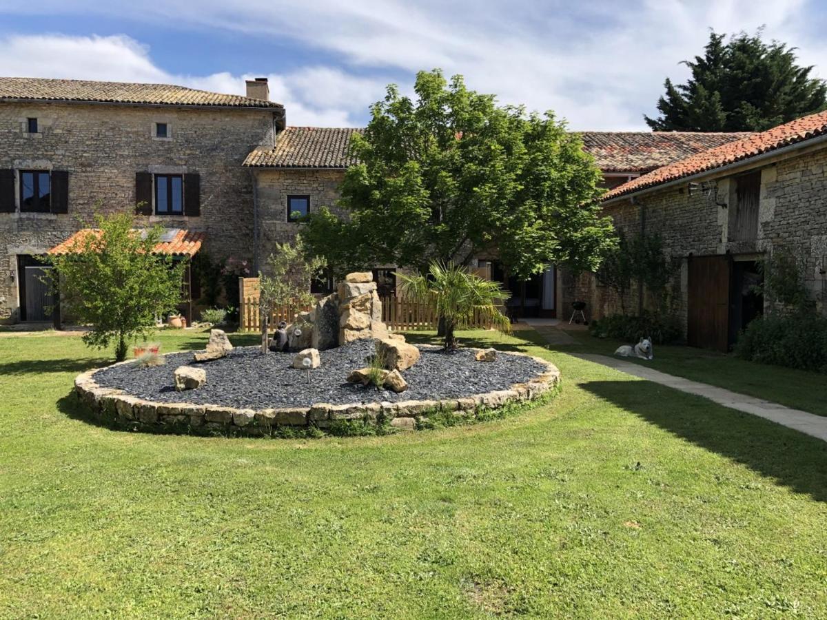 Blacksmiths Cottage In Blanzay - 3 Beds Exterior foto